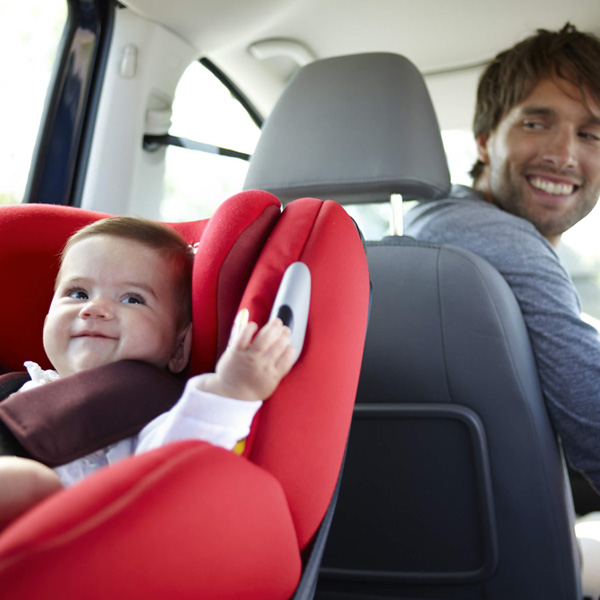 Seggiolini e trasporto dei bimbi in auto. Le normative in vigore dal 2017 per viaggiare sicuri coi figli piccoli