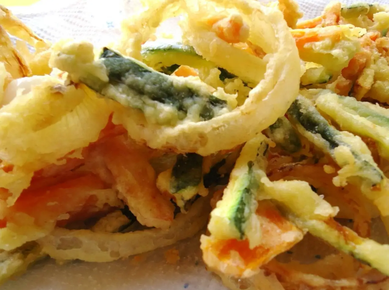 Come togliere la puzza di fritto in casa: ecco il mix naturale che neutralizza gli odori Come togliere la puzza di fritto in casa: ecco il mix naturale che neutralizza gli odori