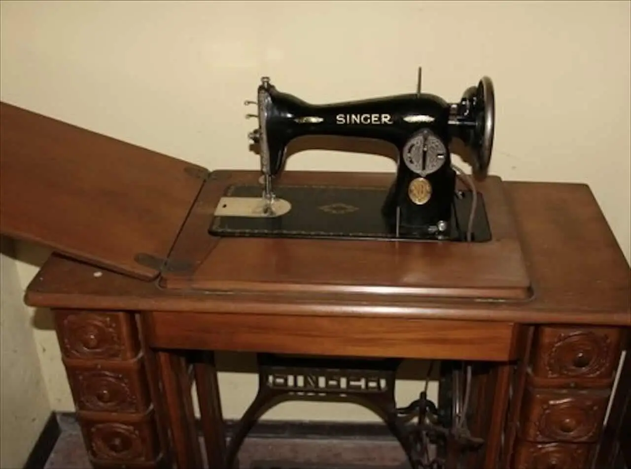 Come riconoscere una macchina da cucito vintage di valore tra i vecchi modelli Come riconoscere una macchina da cucito vintage di valore tra i vecchi modelli