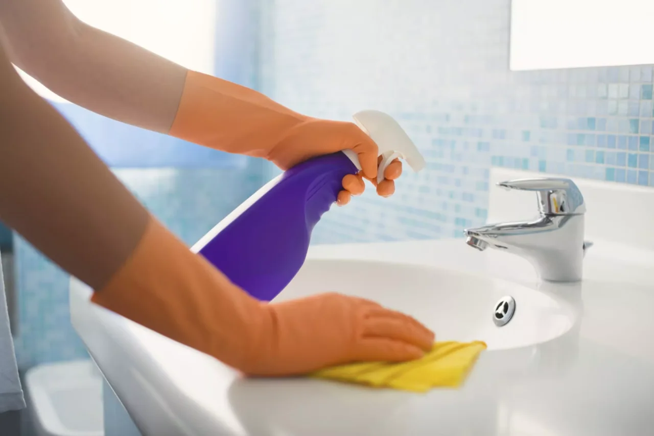 Non usare questo prodotto per pulire il bagno: ecco il perché Non usare questo prodotto per pulire il bagno: ecco il perché
