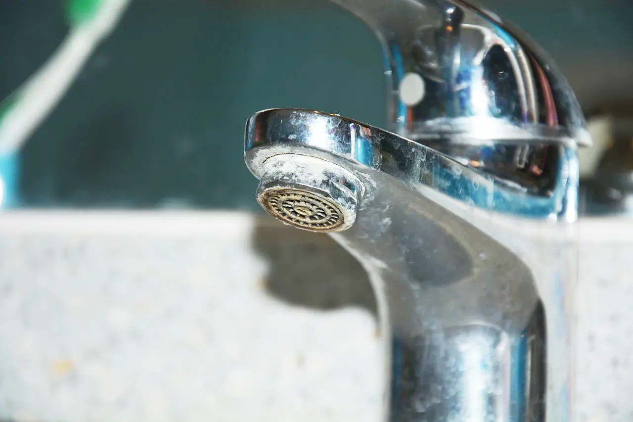 Rimuovere il calcare dai rubinetti senza prodotti chimici: il trucco che non conoscevi Rimuovere il calcare dai rubinetti senza prodotti chimici: il trucco che non conoscevi