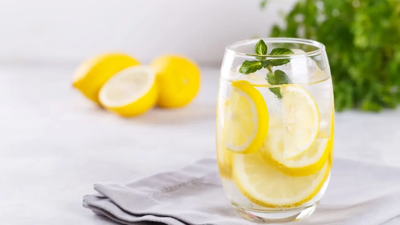 Bere acqua e limone al mattino: ecco cosa succede davvero al corpo Bere acqua e limone al mattino: ecco cosa succede davvero al corpo