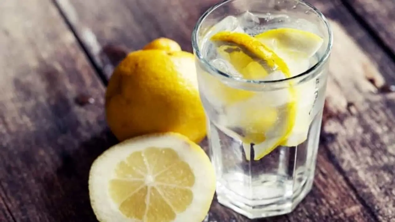 Bere acqua e limone al mattino: ecco cosa succede davvero al corpo Bere acqua e limone al mattino: ecco cosa succede davvero al corpo