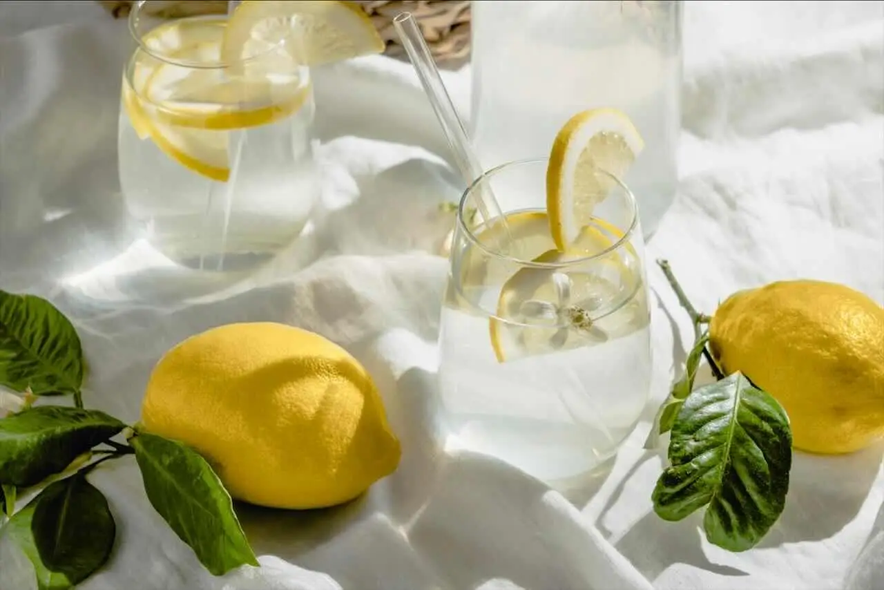 Bere acqua e limone al mattino: ecco cosa succede davvero al corpo Bere acqua e limone al mattino: ecco cosa succede davvero al corpo