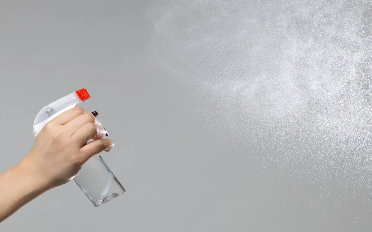 Non spruzzare mai questo profumatore sui tessuti: ecco cosa provoca Non spruzzare mai questo profumatore sui tessuti: ecco cosa provoca