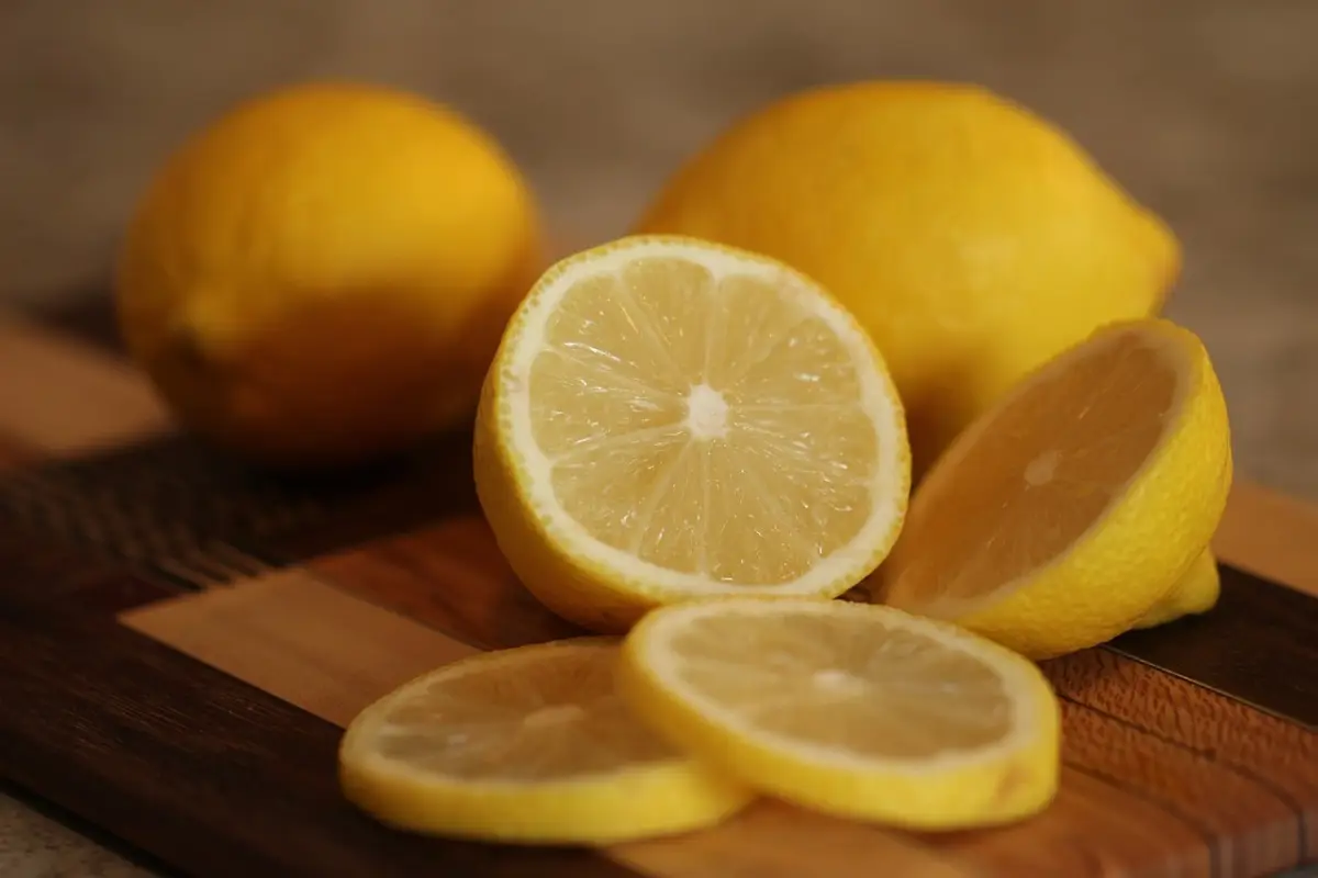 Come eliminare le zanzare in casa: il trucco con limone e chiodi di garofano Come eliminare le zanzare in casa: il trucco con limone e chiodi di garofano