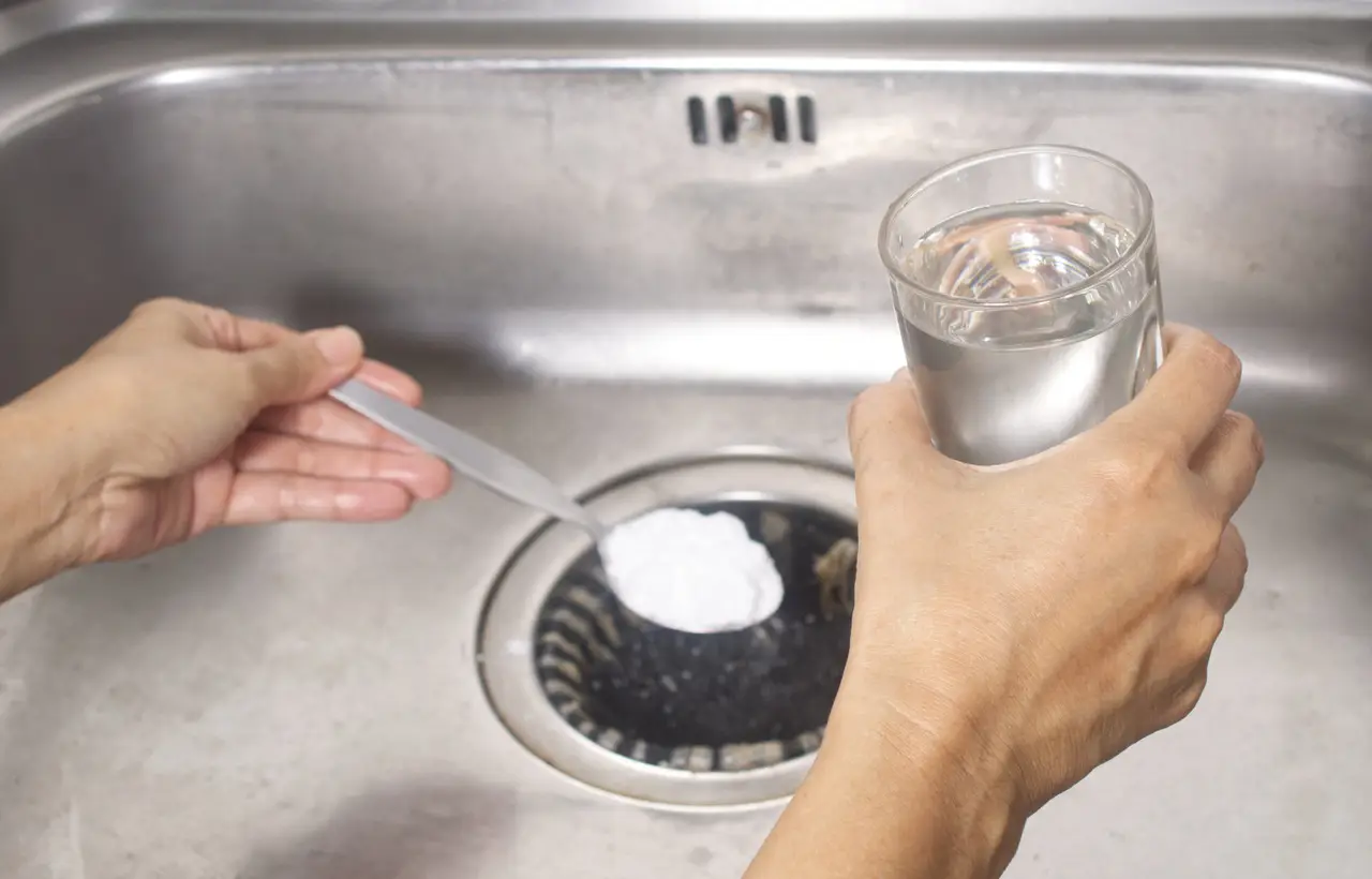 Puzza dal lavandino? Il rimedio naturale con bicarbonato e sale che funziona Puzza dal lavandino? Il rimedio naturale con bicarbonato e sale che funziona