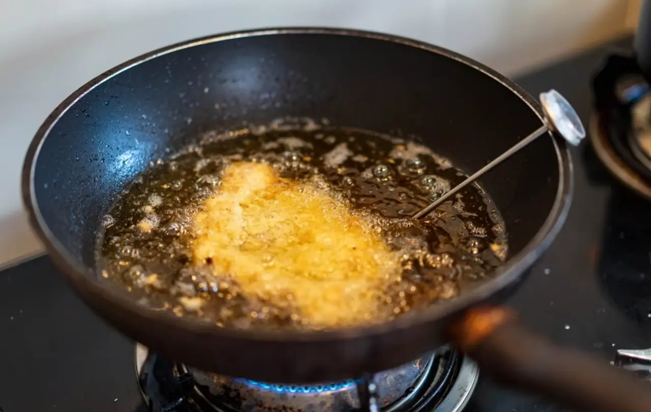 Come togliere la puzza di fritto in casa: ecco il mix naturale che neutralizza gli odori Come togliere la puzza di fritto in casa: ecco il mix naturale che neutralizza gli odori