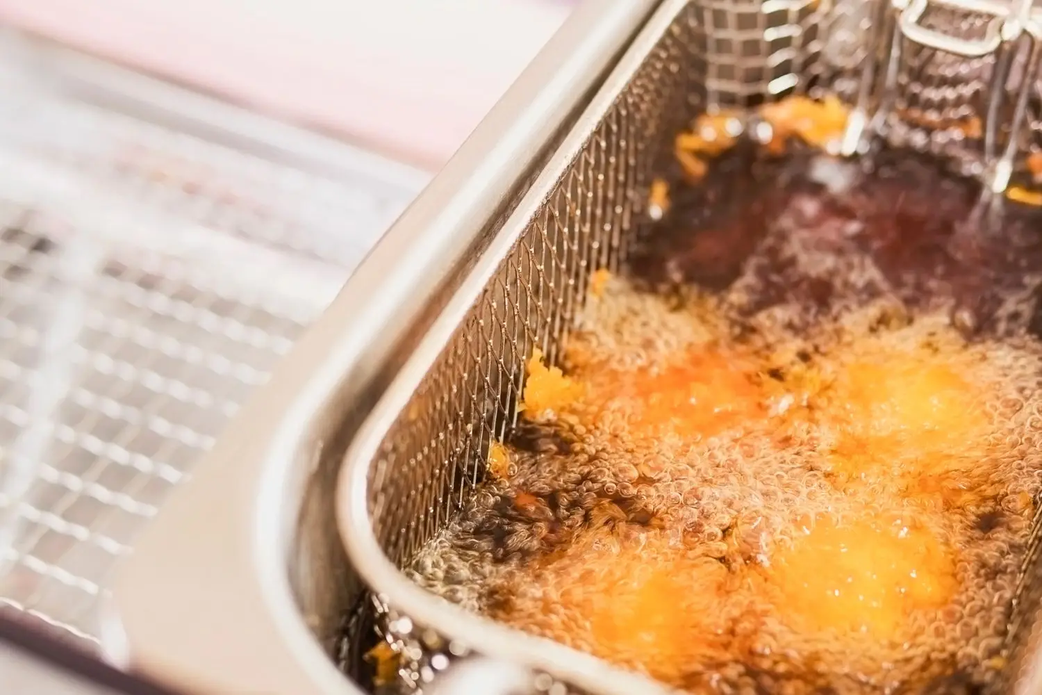 Come togliere la puzza di fritto in casa: ecco il mix naturale che neutralizza gli odori Come togliere la puzza di fritto in casa: ecco il mix naturale che neutralizza gli odori