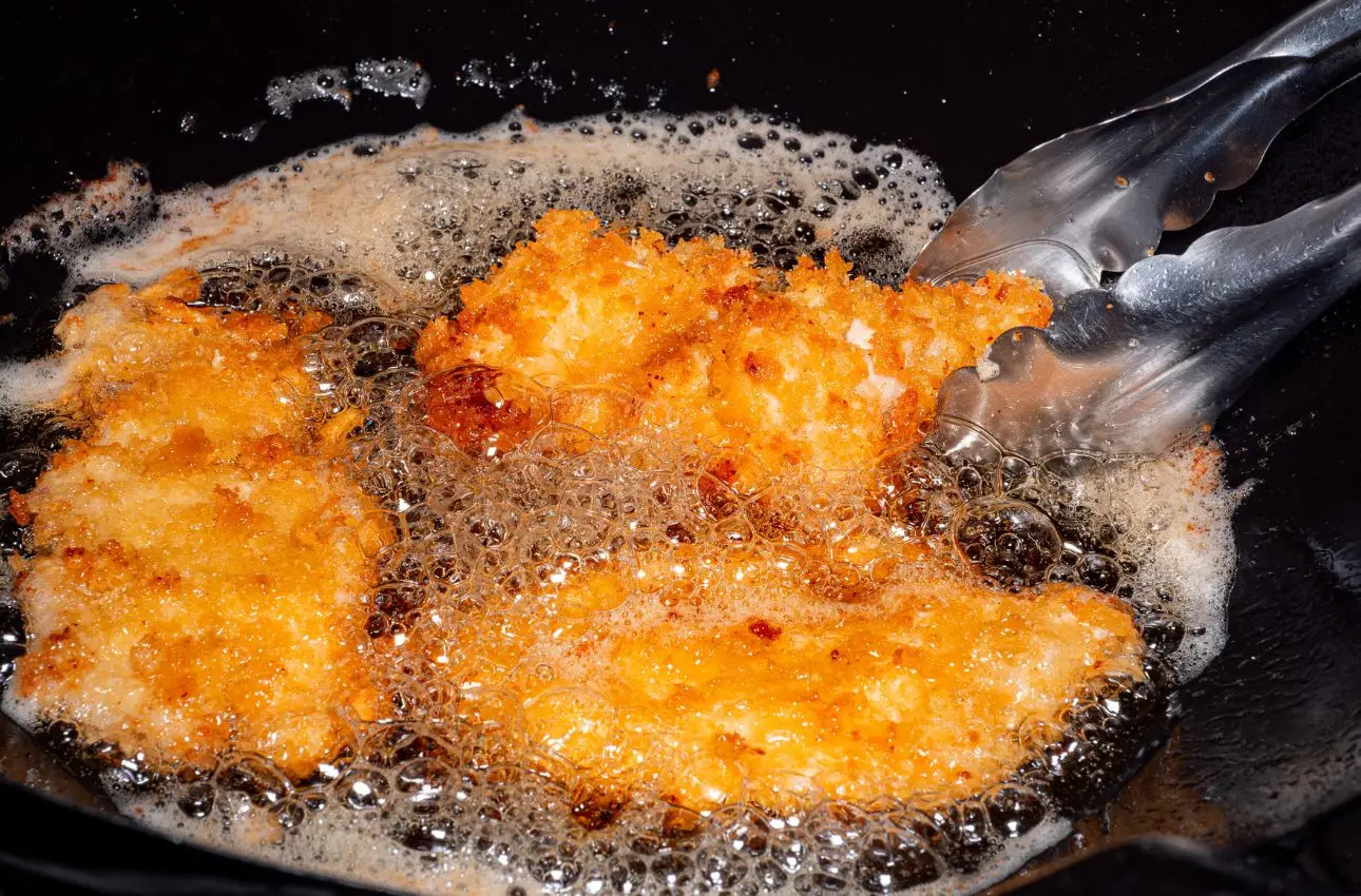 Come togliere la puzza di fritto in casa: ecco il mix naturale che neutralizza gli odori Come togliere la puzza di fritto in casa: ecco il mix naturale che neutralizza gli odori