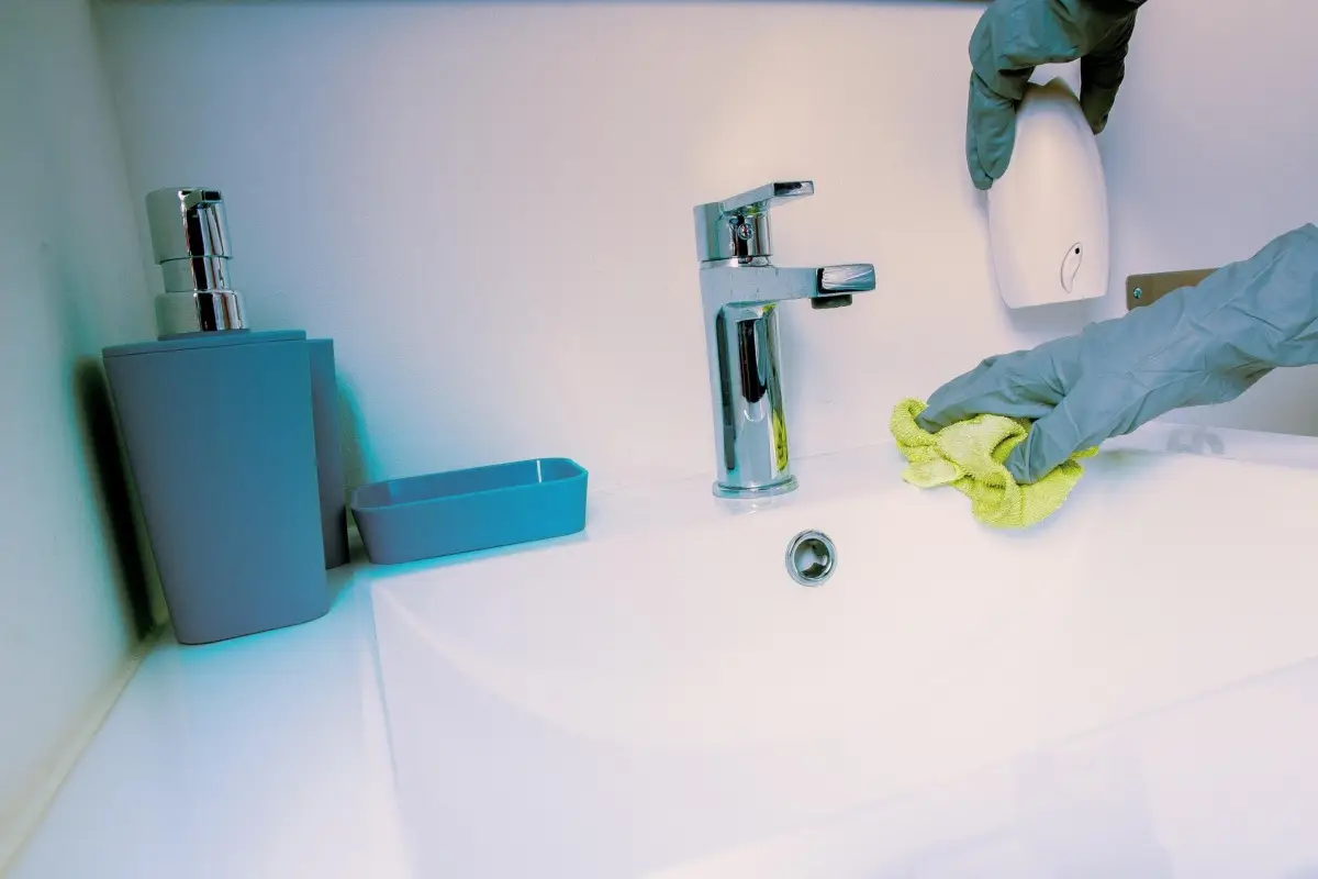 Mai usare la candeggina in bagno per questo motivo: ecco cosa succede davvero Mai usare la candeggina in bagno per questo motivo: ecco cosa succede davvero