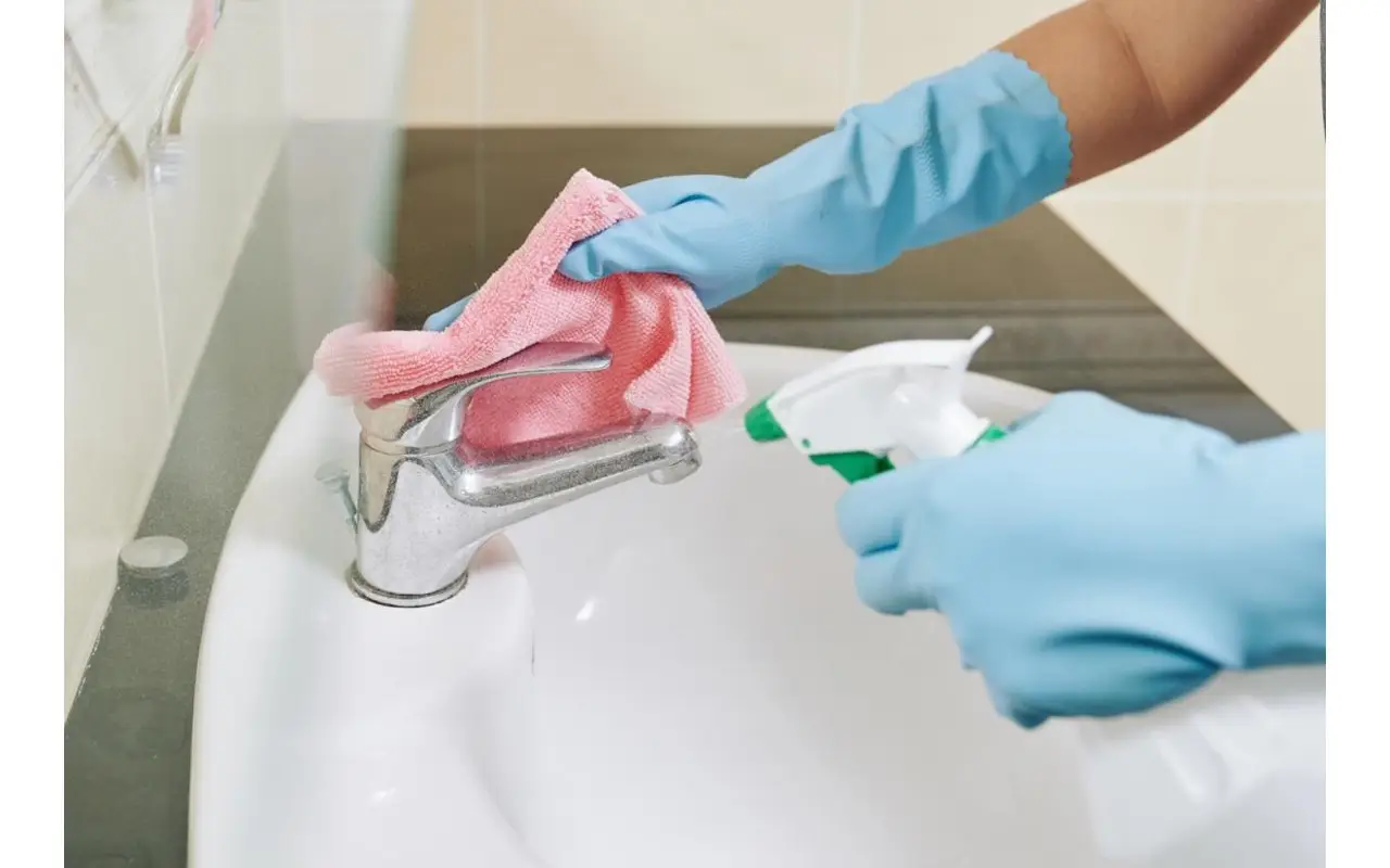 Mai usare la candeggina in bagno per questo motivo: ecco cosa succede davvero Mai usare la candeggina in bagno per questo motivo: ecco cosa succede davvero