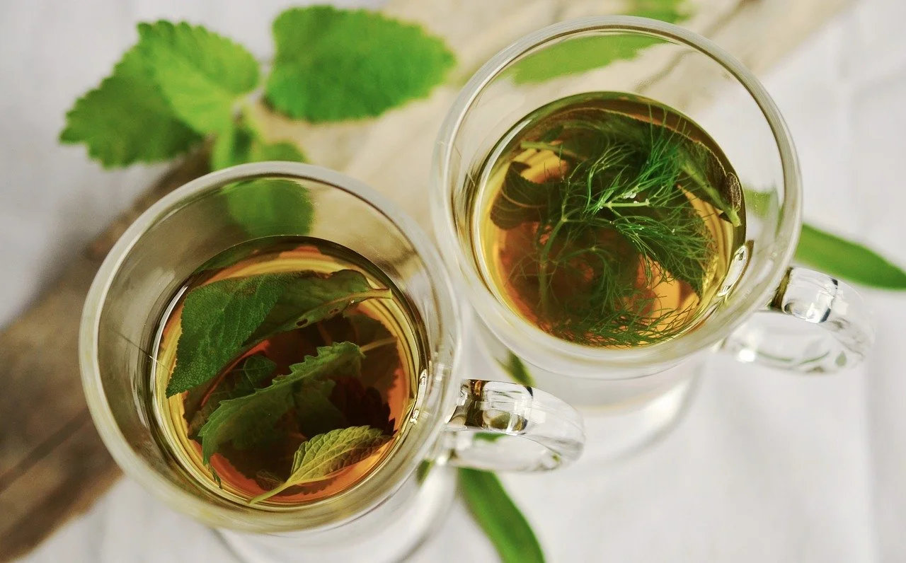 Scopri la tisana fresca che aiuta la digestione e migliora il benessere epatico Scopri la tisana fresca che aiuta la digestione e migliora il benessere epatico