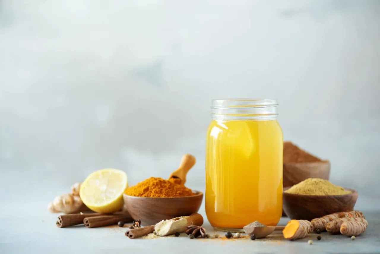 Prepara in casa una bevanda depurativa con ingredienti comuni per il fegato Prepara in casa una bevanda depurativa con ingredienti comuni per il fegato